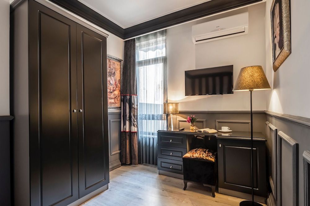 Art & Interiors Classic Room 5