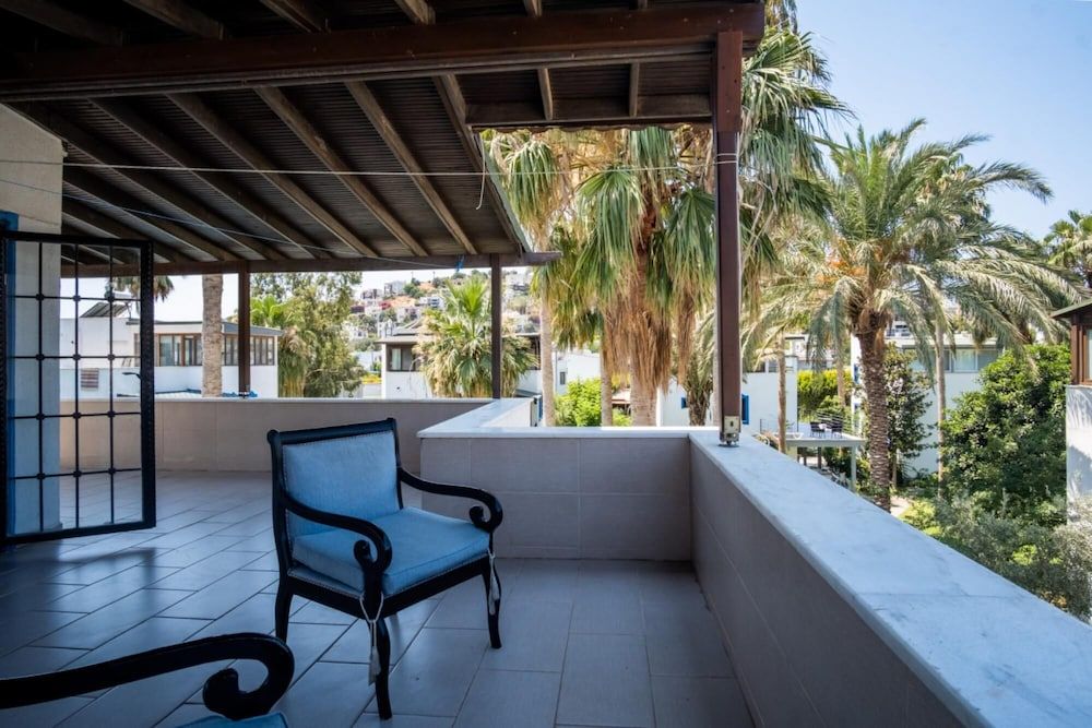 undefined Astonishing Villa With Pool Near Tilkicik Bay 4