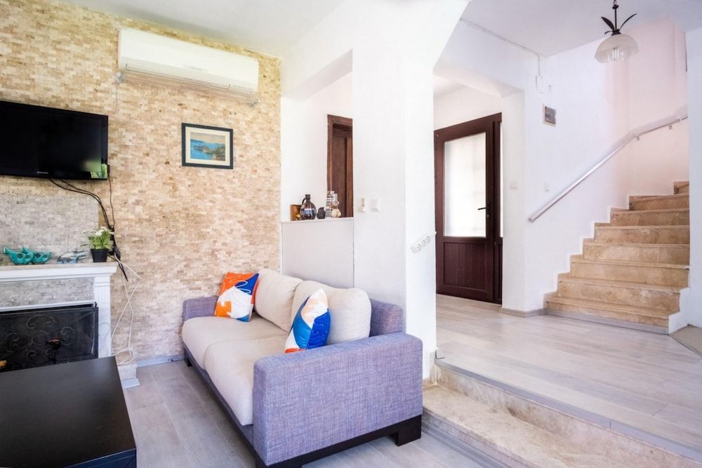 undefined Astonishing Villa With Pool Near Tilkicik Bay 7