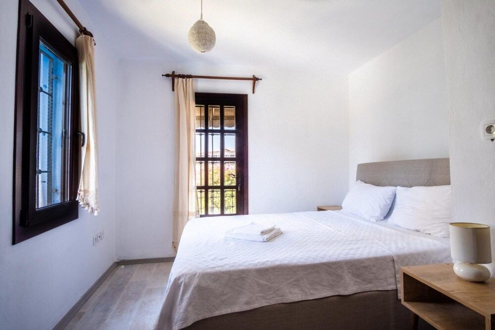 undefined Astonishing Villa With Pool Near Tilkicik Bay 9