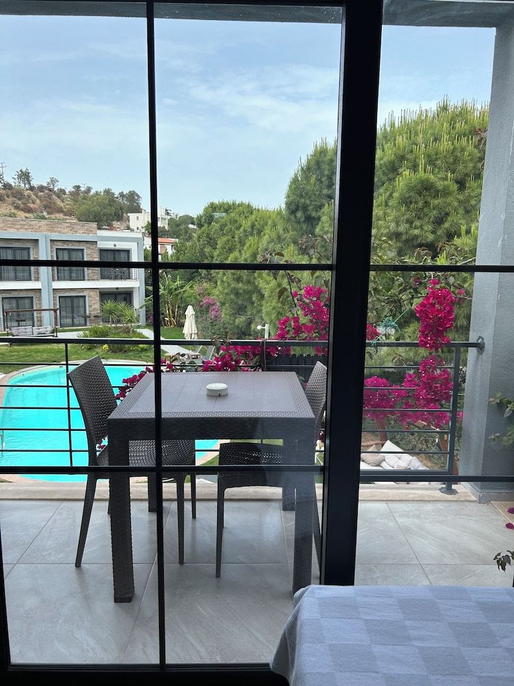 Deluxe, 1 Twin, Pool View, Balcony