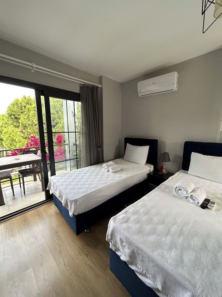 Deluxe, 1 Twin, Pool View, Balcony