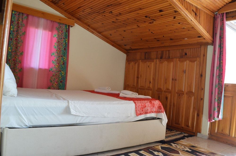 Erasmus Apart Hotel Traditional Room 3