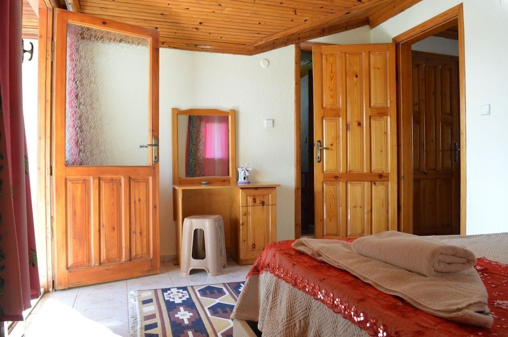 Erasmus Apart Hotel Traditional Room 10