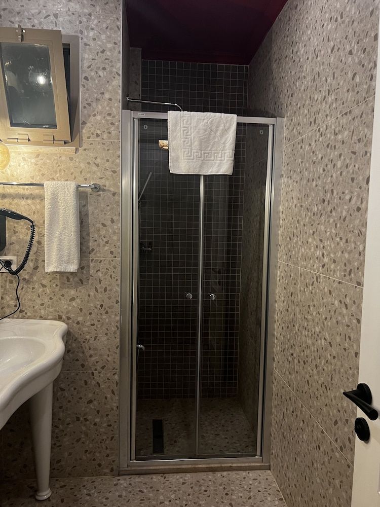 Dolphin Park Hotel Deluxe Double or Twin Room 37