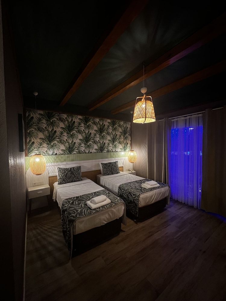 Dolphin Park Hotel Deluxe Double or Twin Room 11