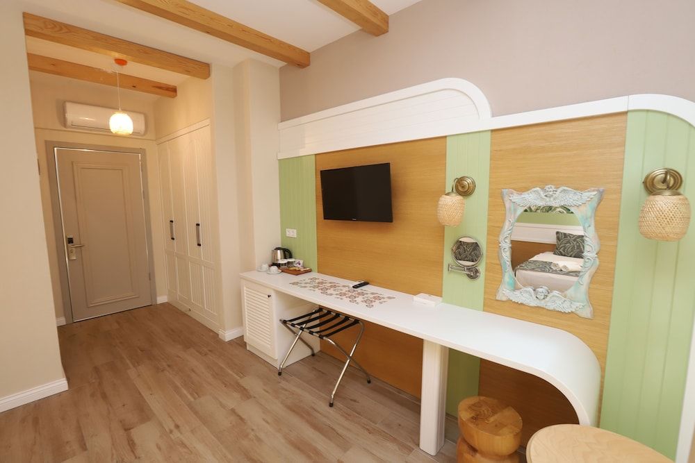 Dolphin Park Hotel Deluxe Double or Twin Room 7