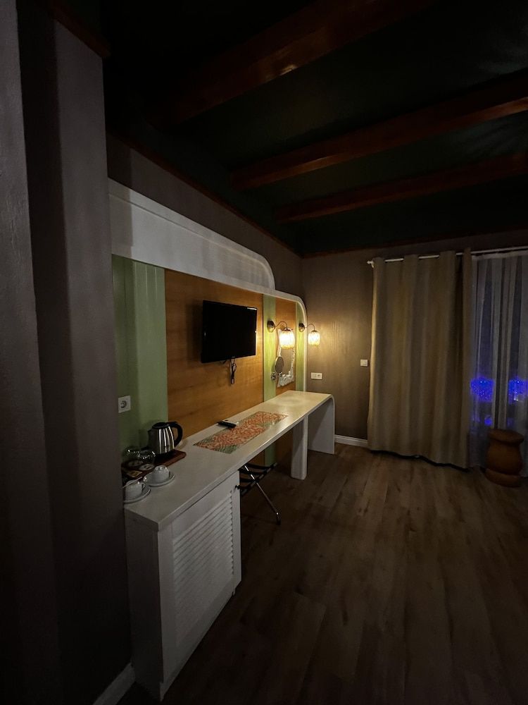 Dolphin Park Hotel Deluxe Double or Twin Room 9