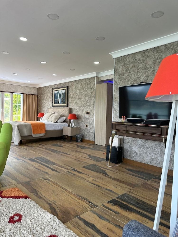 Dolphin Boutique Hotel & Restaurant Quadruple Room 5