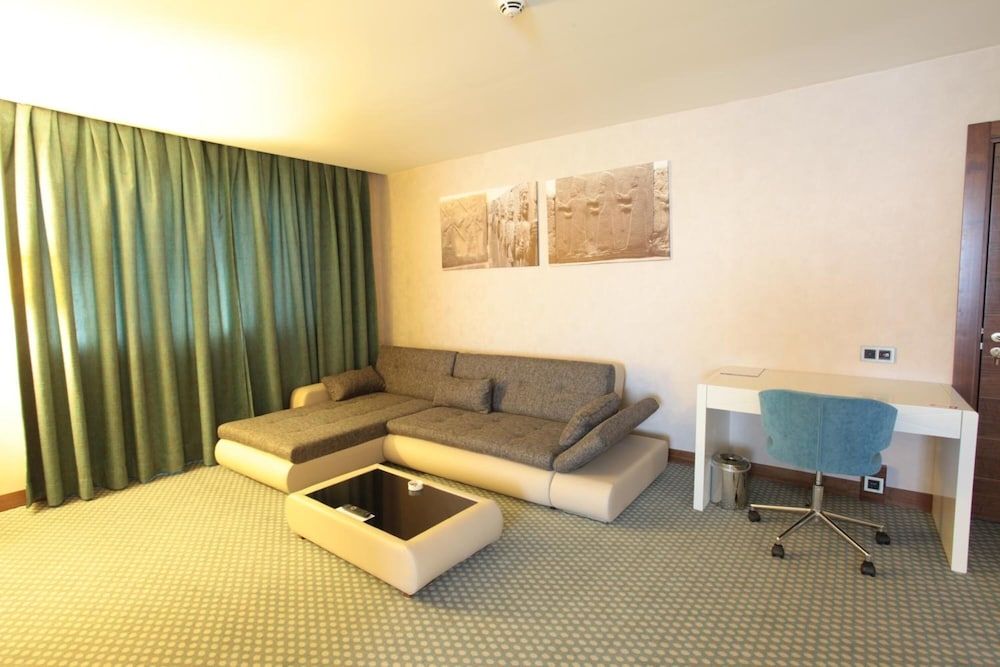 Nevali Hotel Deluxe Triple Room 16