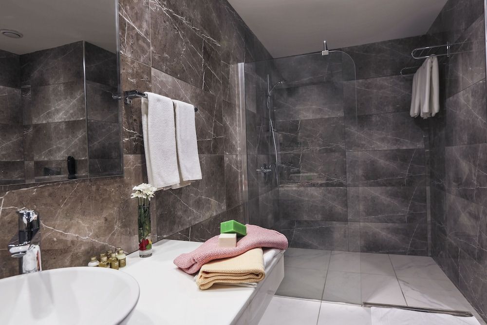 Nevali Hotel Deluxe Twin Room 10