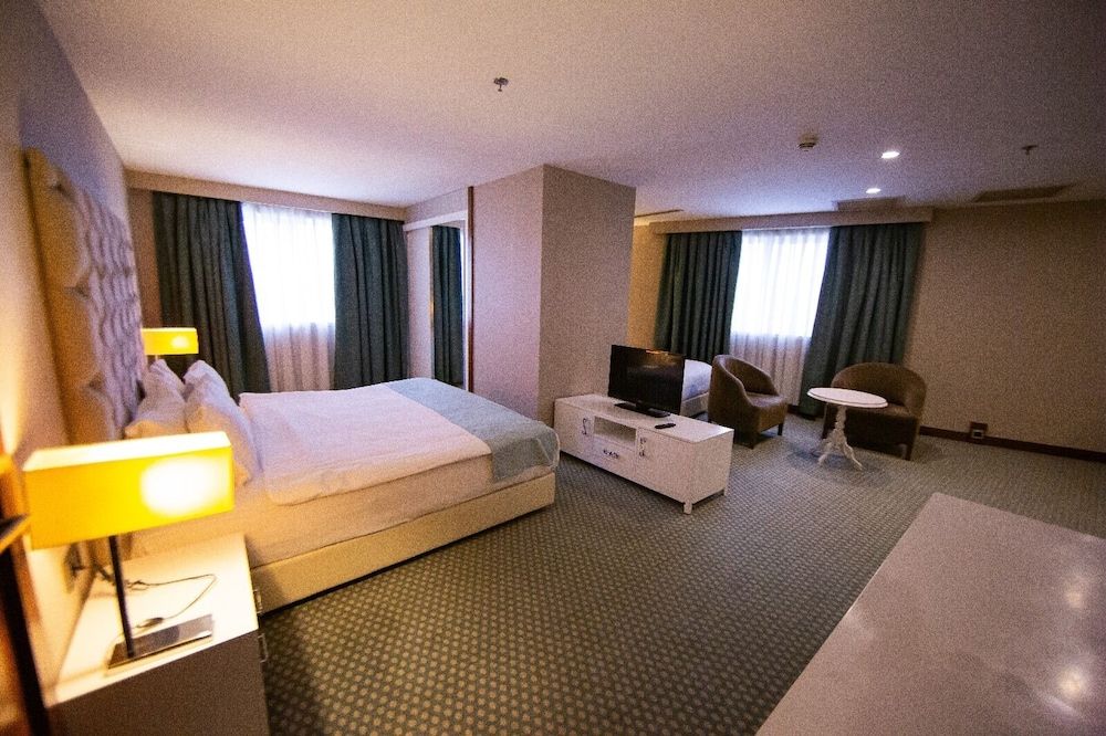 Nevali Hotel Deluxe Triple Room 7