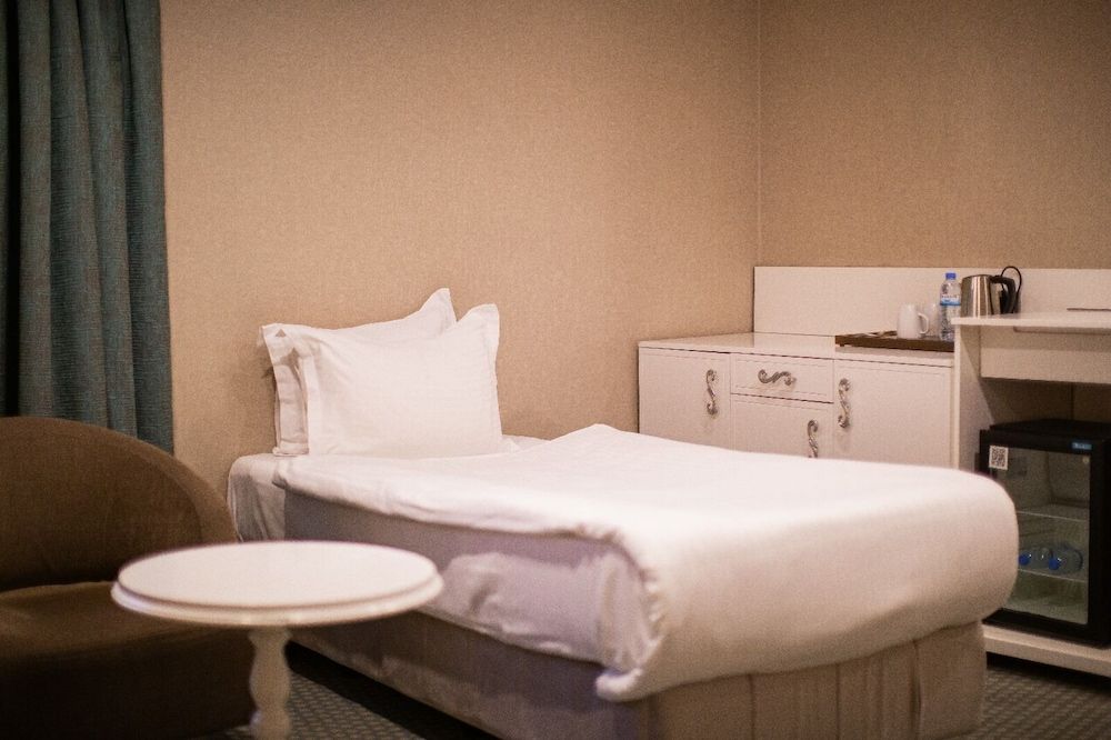 Nevali Hotel Deluxe Triple Room 4