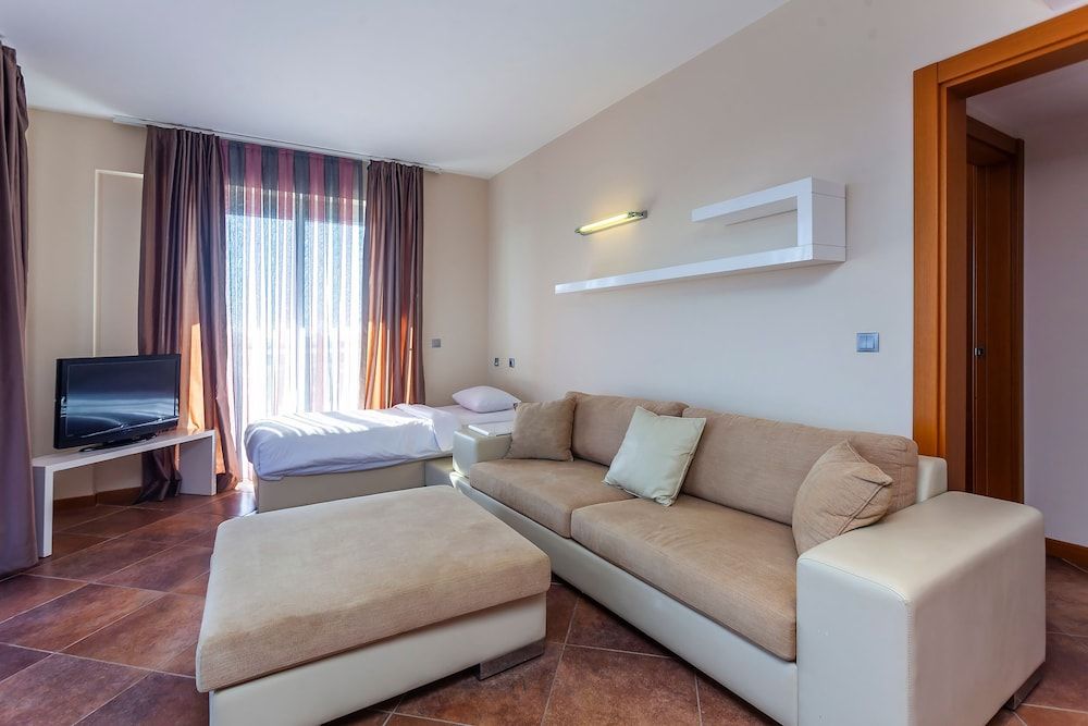 Family Room (1)