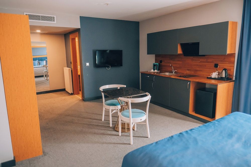 Roof 264 Hotel and Suites Junior Suite, Balcony 9