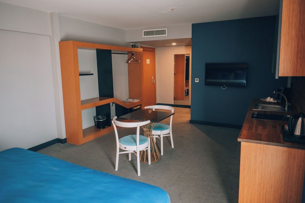 Roof 264 Hotel and Suites Junior Suite, Balcony 8