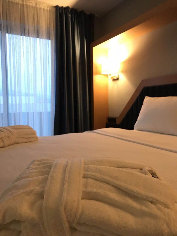 Roof 264 Hotel and Suites Deluxe Double or Twin Room, 1 Bedroom, Balcony, City View 5