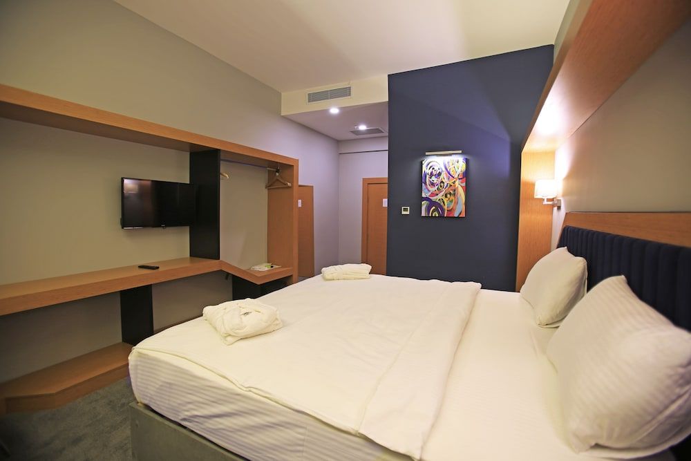 Roof 264 Hotel and Suites Economy Double or Twin Room, 1 Bedroom, Non Smoking, No Windows 2
