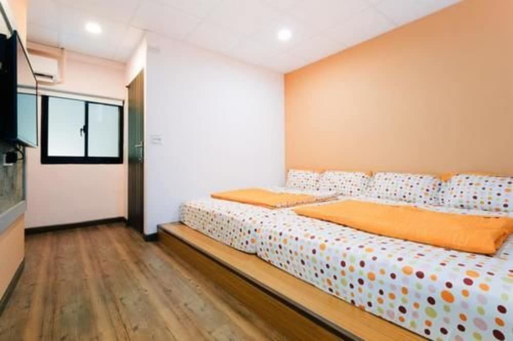 undefined Gen Product B&B 4