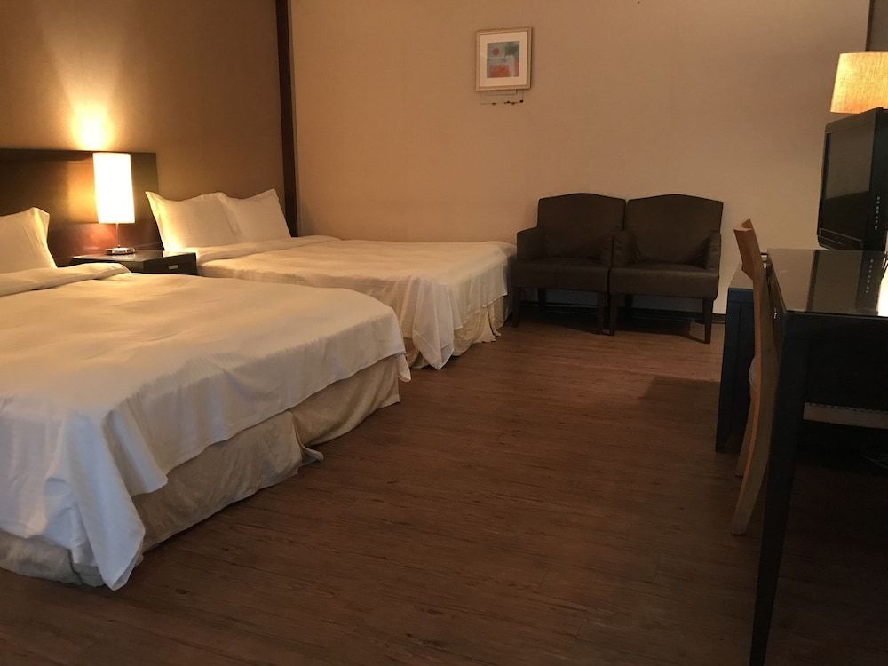 undefined Gin Lon Lake motel 6