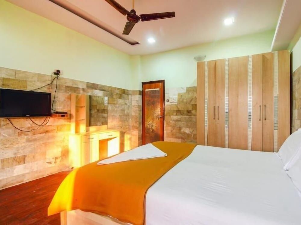 Evergreen Hotel Deluxe Room 2