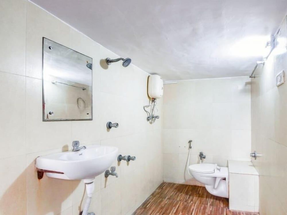 Evergreen Hotel Deluxe Room 4