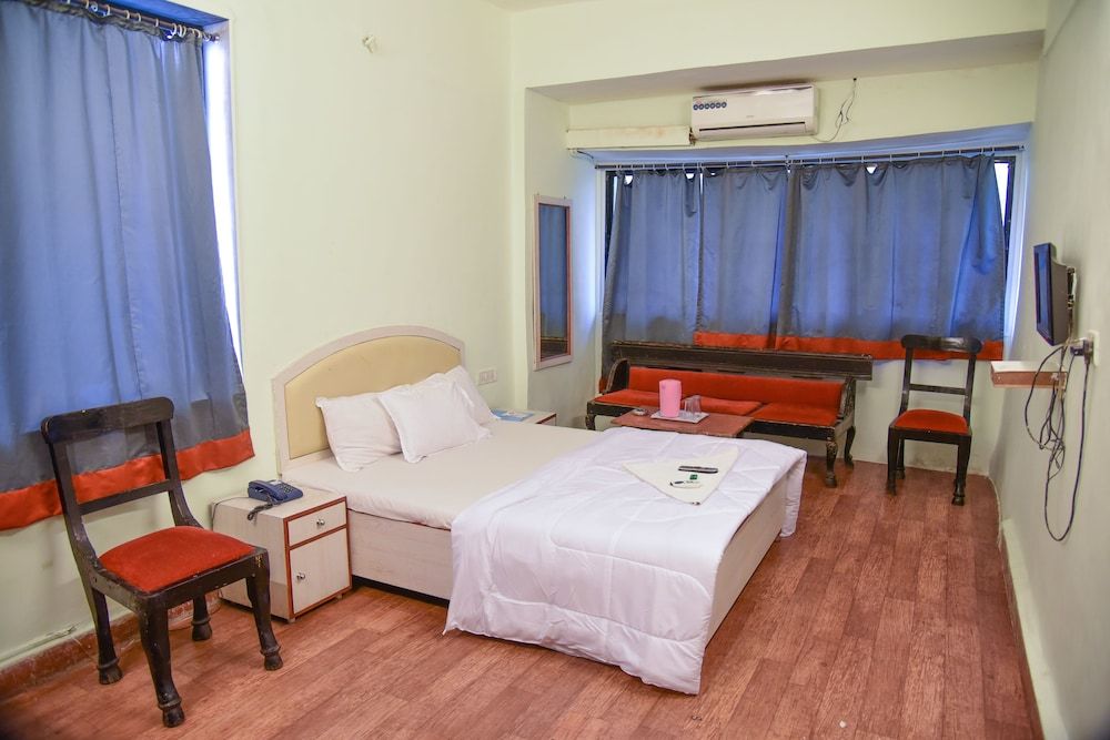 Evergreen Hotel Deluxe Room