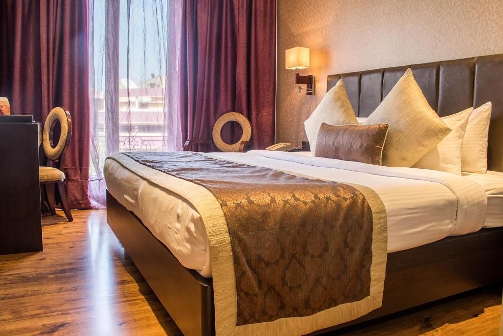 Executive Queen Room