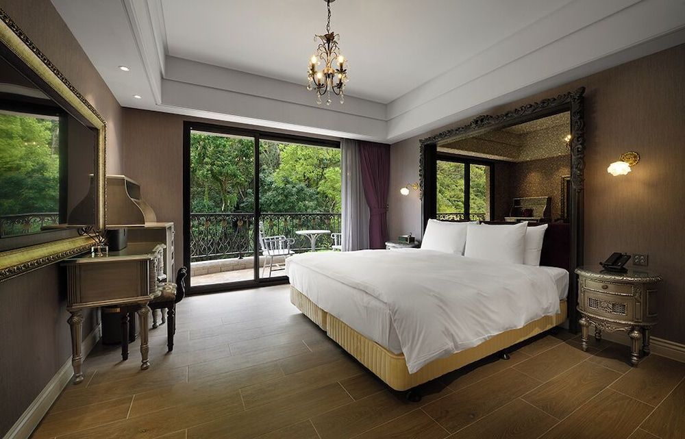 Deluxe Double Room, 1 Queen Bed, Non Smoking, Mountain View