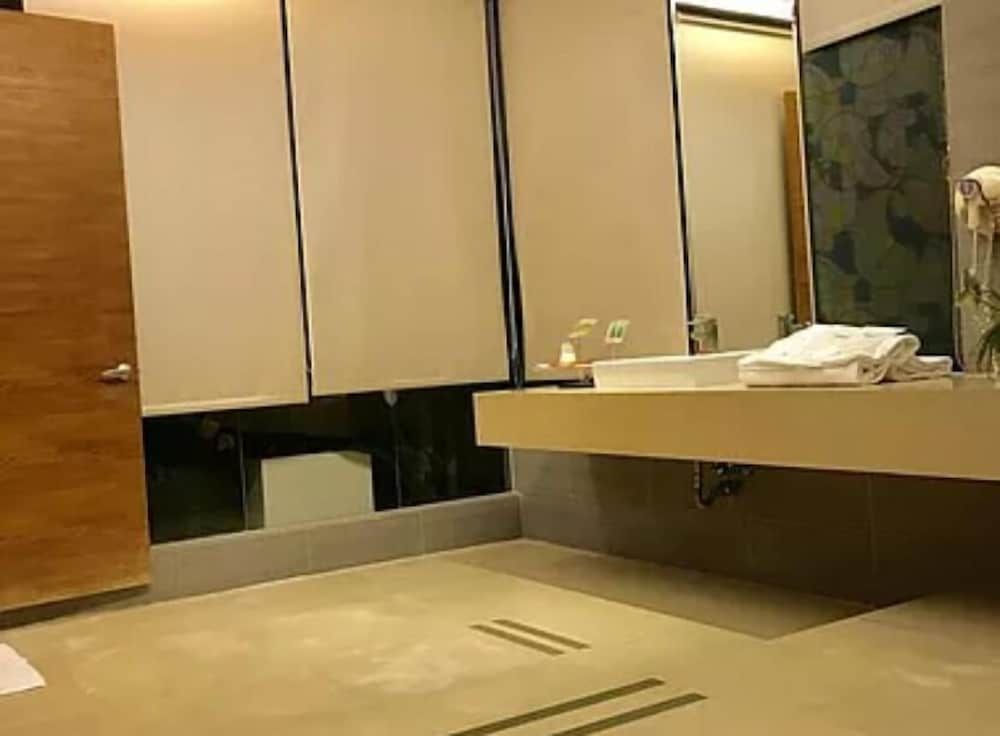 Hiye Motel Deluxe Quadruple Room 6