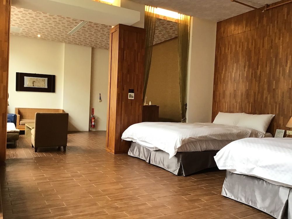 Hiye Motel Deluxe Quadruple Room 2