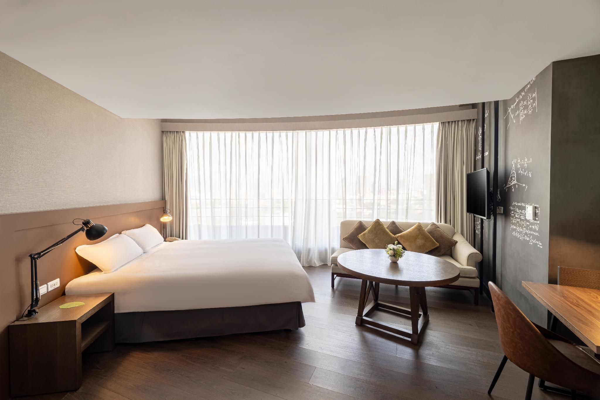 Deluxe Queen Room with View
