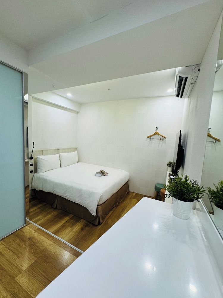 undefined APause Inn 4