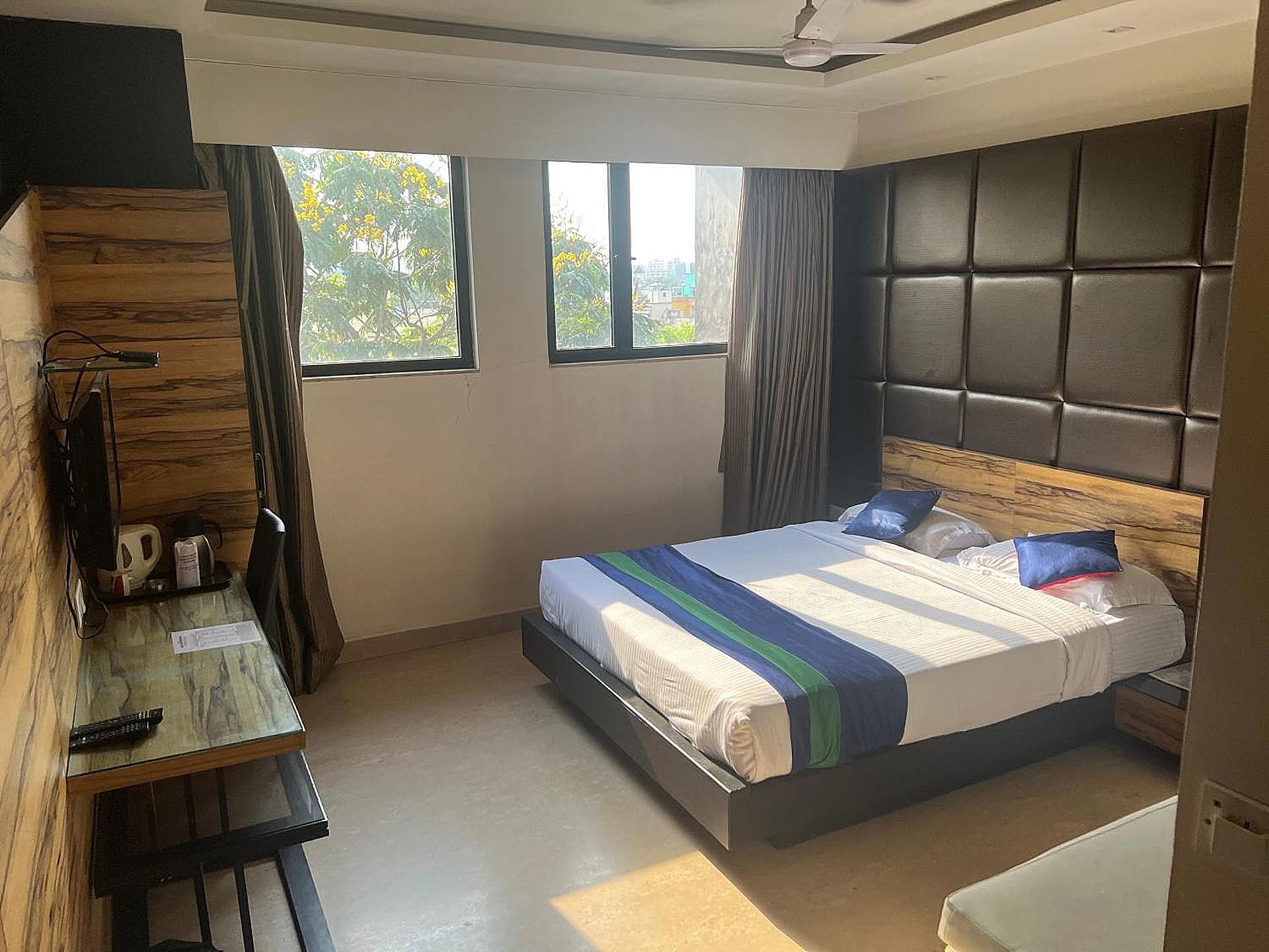 Suite Room with Free Wifi & Workdesk