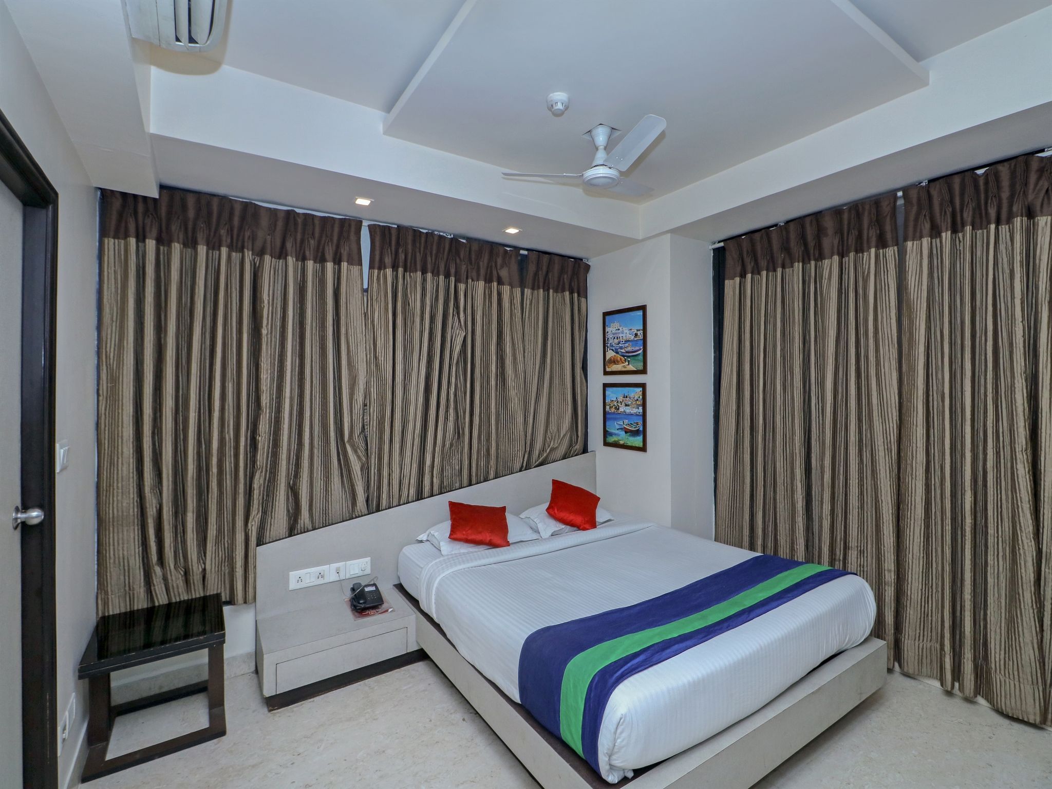 Suite Room with Free Wifi & Workdesk