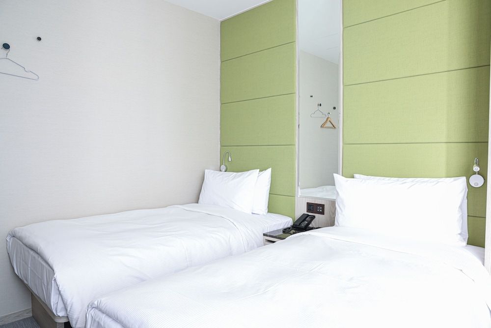 Royal Jade Boutique Hotel Economy Twin Room 4