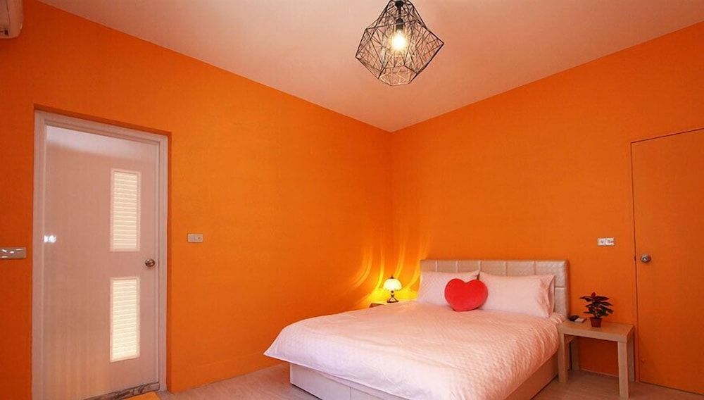 Double Room (Orange)