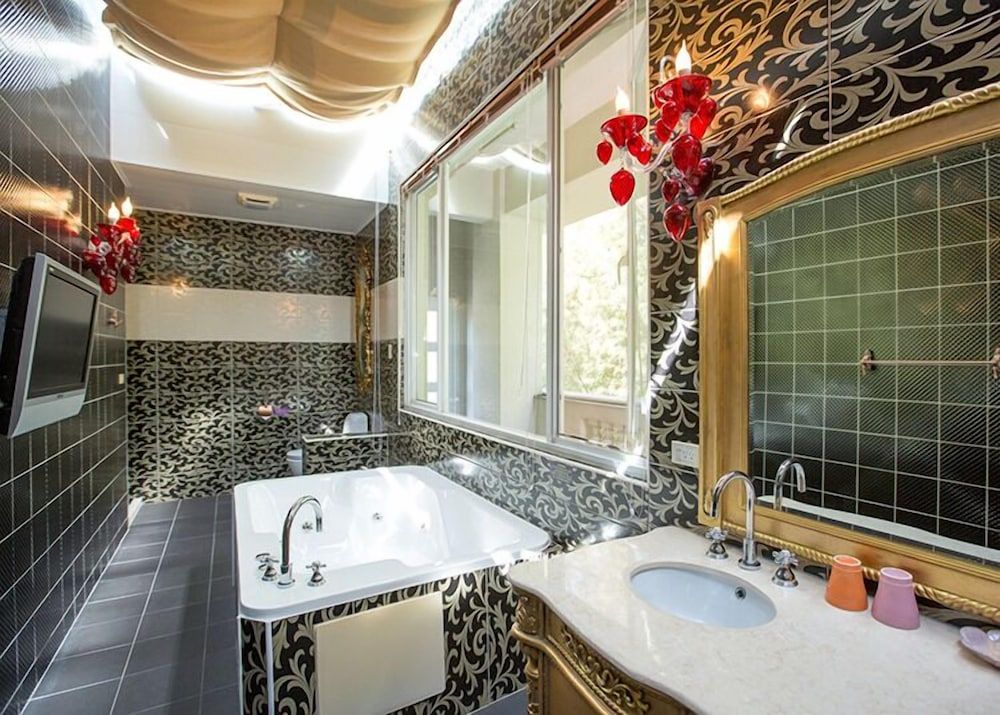 olliere castle Deluxe Double Room 6