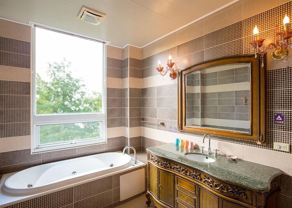 olliere castle Panoramic Quadruple Room 7