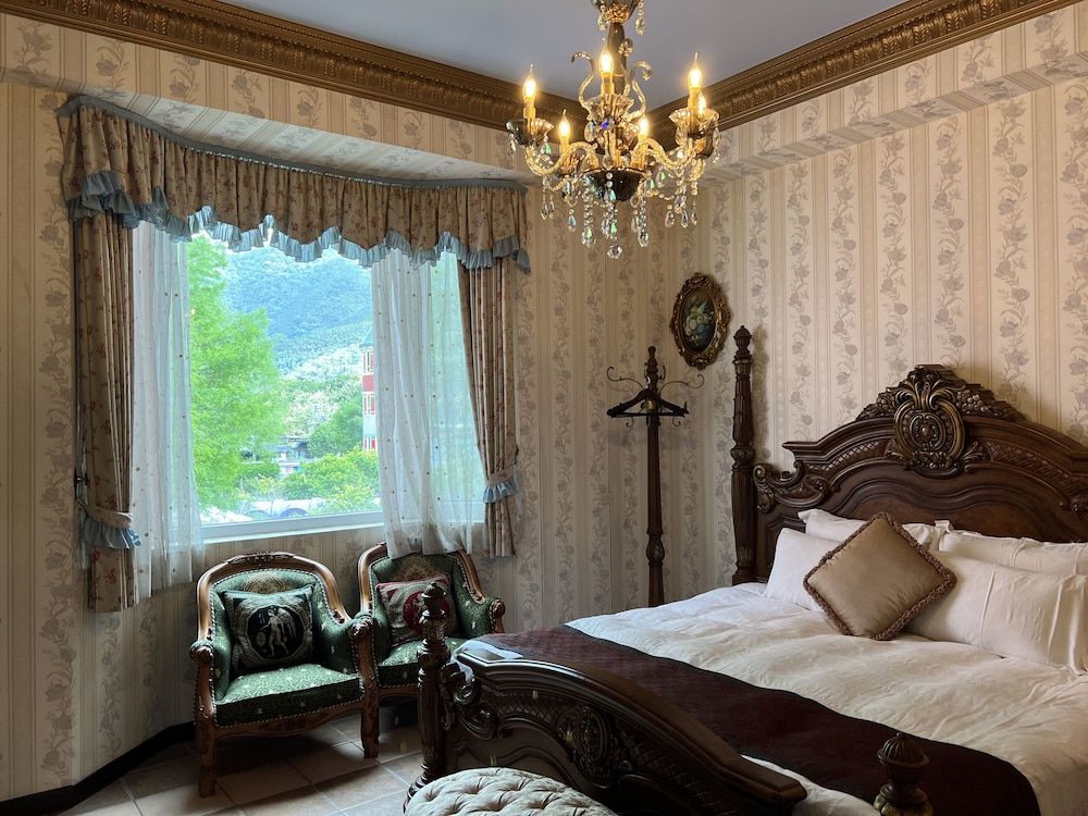 olliere castle Panoramic Quadruple Room 4