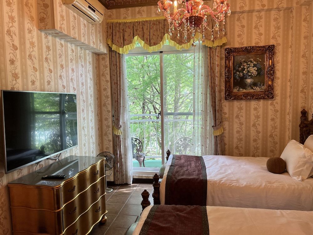 olliere castle Panoramic Quadruple Room 3