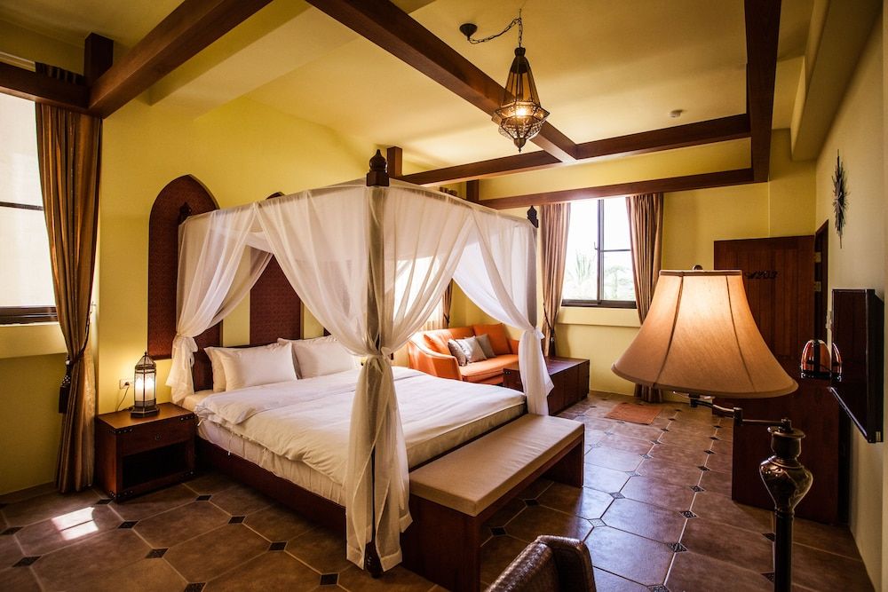 Basic Double Room, Bathtub