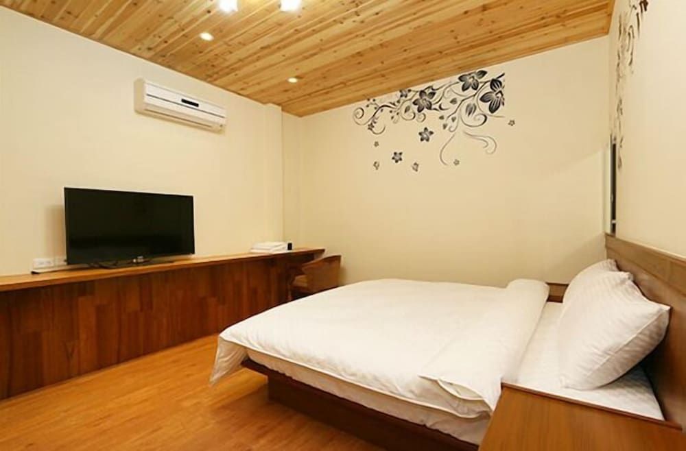 Elite Double Room, No Windows, Shared Bathroom
