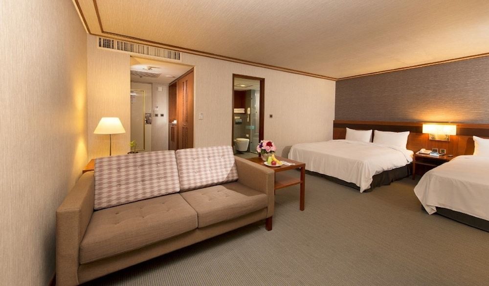Guide Hotel Hsinchu Zhongyang Deluxe Quadruple Room 3