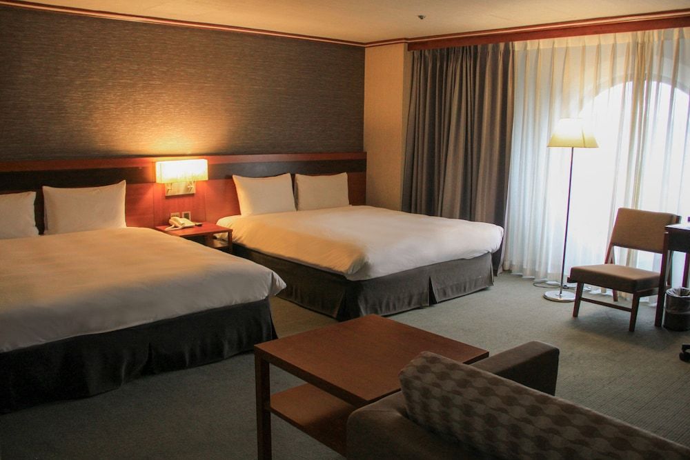 Guide Hotel Hsinchu Zhongyang Deluxe Quadruple Room 2
