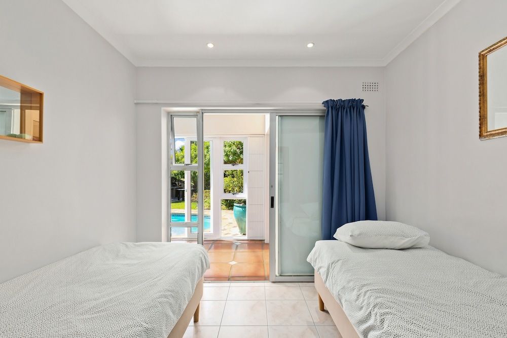 Hout Bay Hilltop - In Cape Town (Hout Bay) Family Bungalow, 4 Bedrooms 6