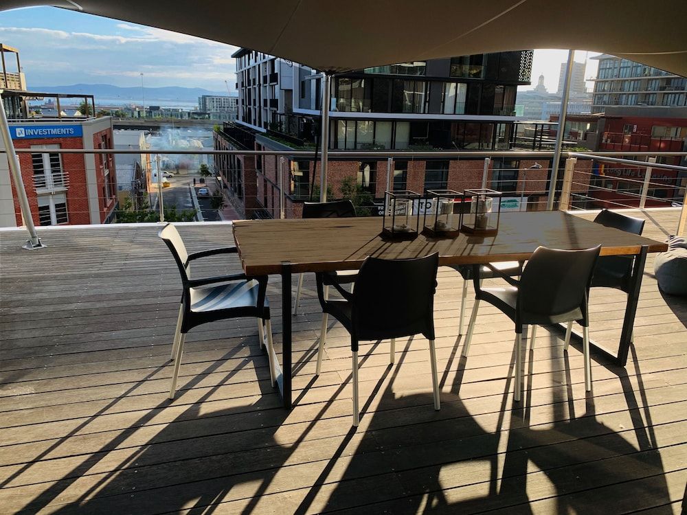 Hillhouse 302 - Near Two Oceans Aquarium Comfort Apartment, 2 Bedrooms, Balcony, City View 13