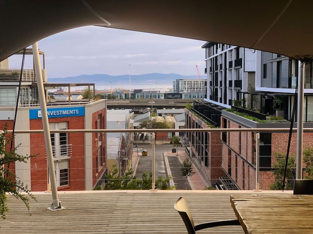 Hillhouse 302 - Near Two Oceans Aquarium Comfort Apartment, 2 Bedrooms, Balcony, City View 14