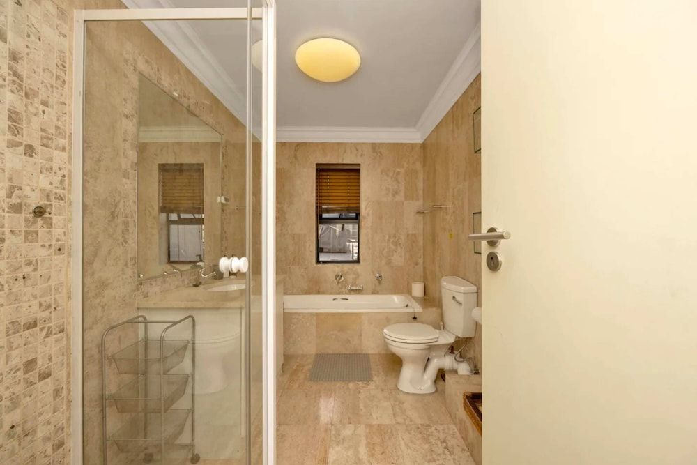 Bright and Stylish Beachfront Apartment Apartment (1 Bedroom) 16