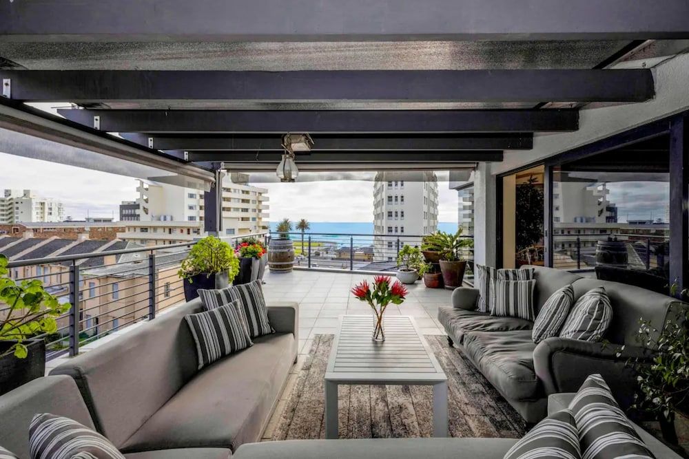 undefined Bright and Stylish Beachfront Apartment 2